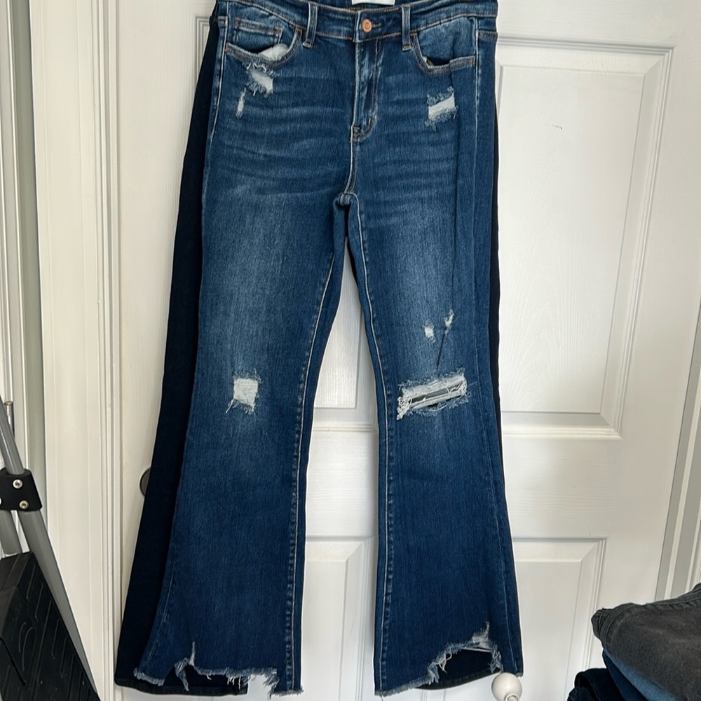 Flying monkey flare size 29 inseam 30-31
Super stretchy and comfortable